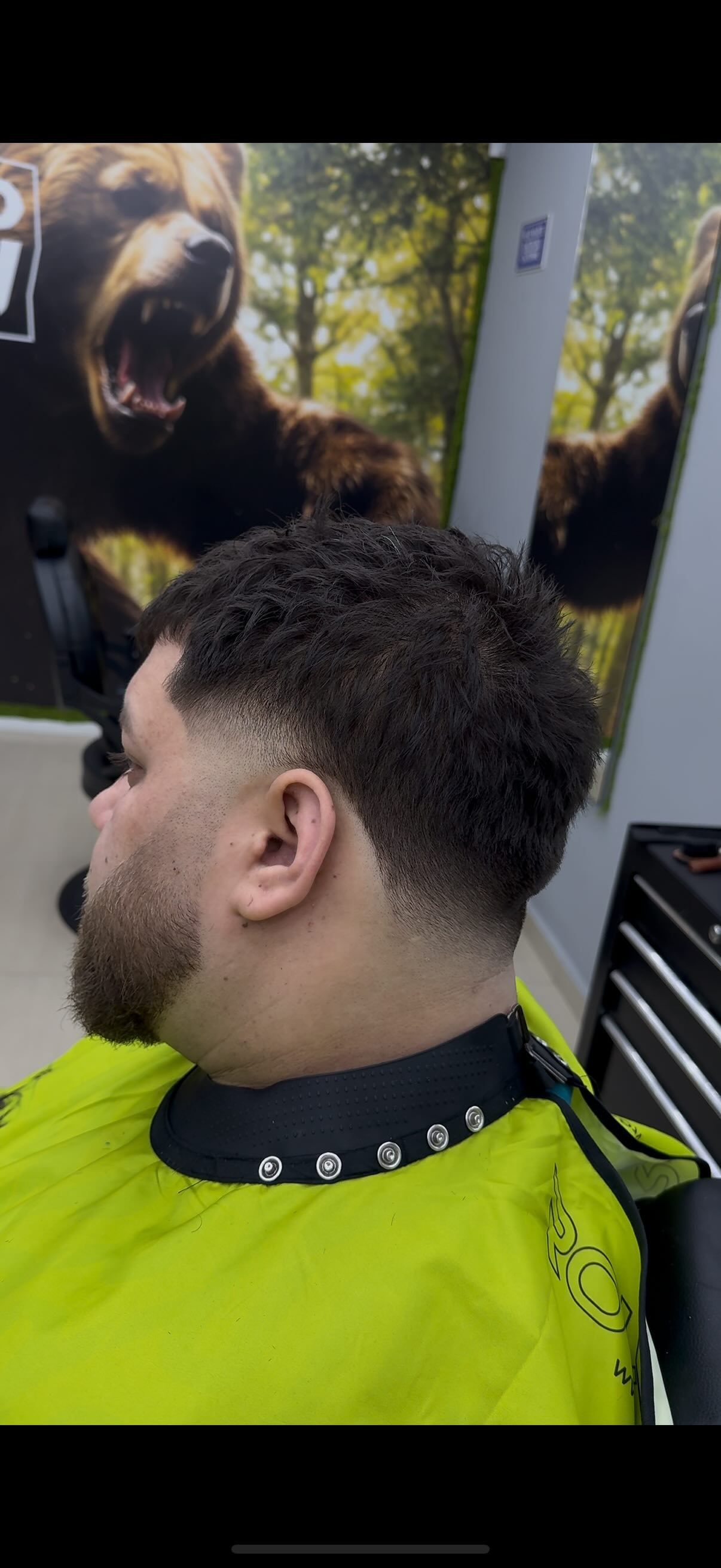 Мъжко подстригване и оформяне на брада с плавен fade в BEARD PAW BARBERSHOP Варна