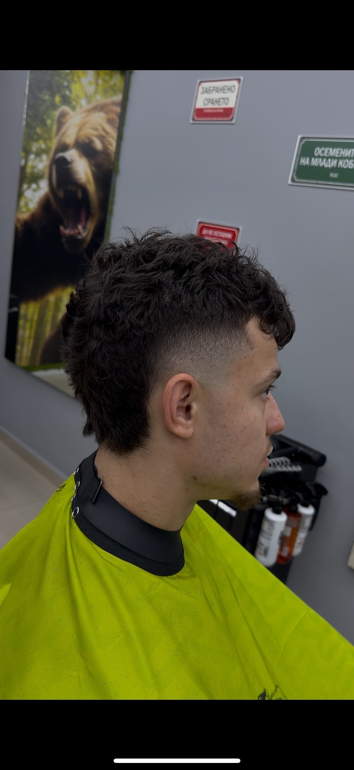 Мъжка прическа с текстура и плавен fade в BEARD PAW BARBERSHOP Варна