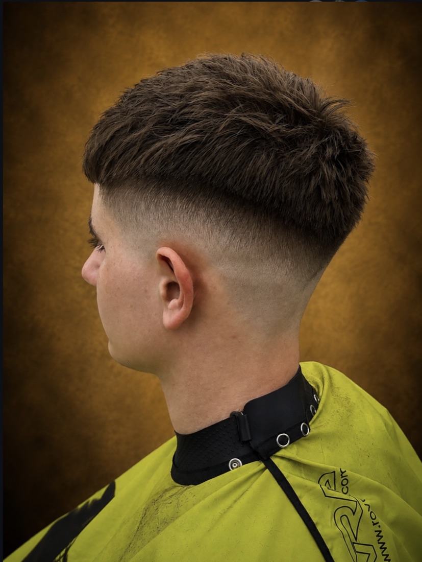 Мъжко подстригване с прецизен skin fade и текстура в BEARD PAW BARBERSHOP Варна