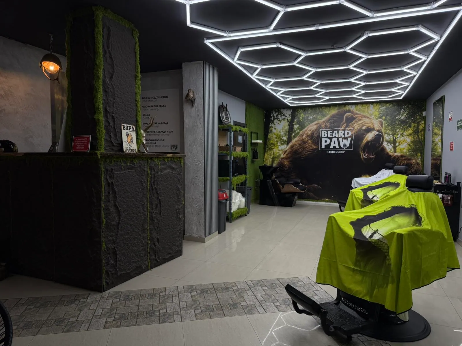 Интериорът на BEARD PAW BARBERSHOP във Варна